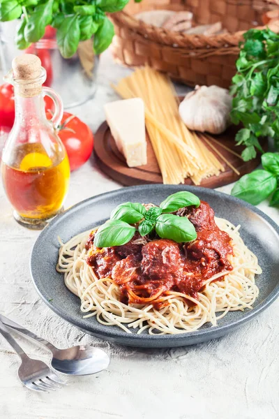 Massa de espaguete com almôndegas e molho de tomate — Fotografia de Stock