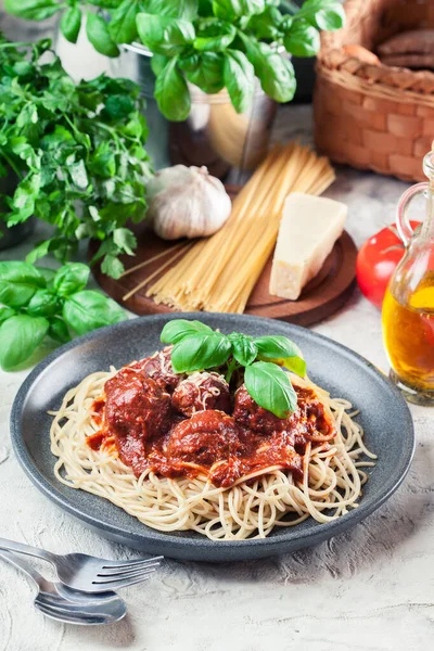 Massa de espaguete com almôndegas e molho de tomate — Fotografia de Stock