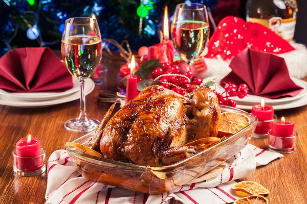 Pui integral copt sau prăjit pe masa de Crăciun — Fotografie, imagine de stoc