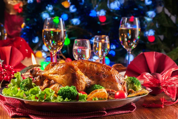 Pollo entero al horno o asado en la mesa de Navidad —  Fotos de Stock