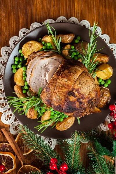 Gebratener Schweineschinken serviert mit Bratkartoffeln — Stockfoto