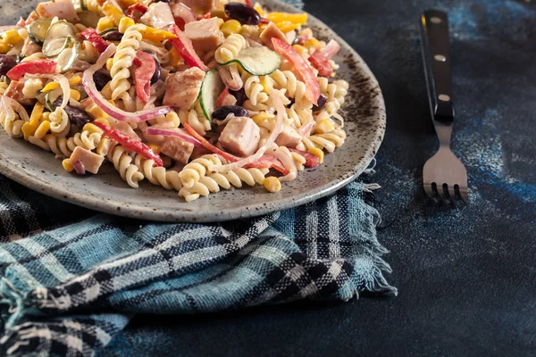 Fusilli pasta salade met gerookte kalkoen — Stockfoto