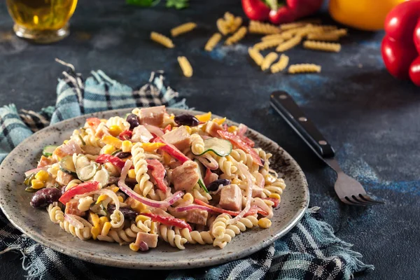 Fusilli pasta salade met gerookte kalkoen — Stockfoto