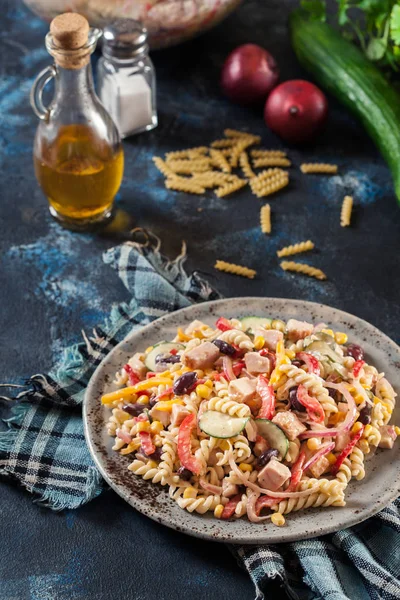 Fusilli pasta salade met gerookte kalkoen — Stockfoto