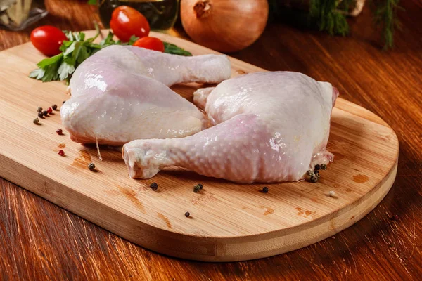 Pernas de frango cru e ingredientes de escabeche — Fotografia de Stock