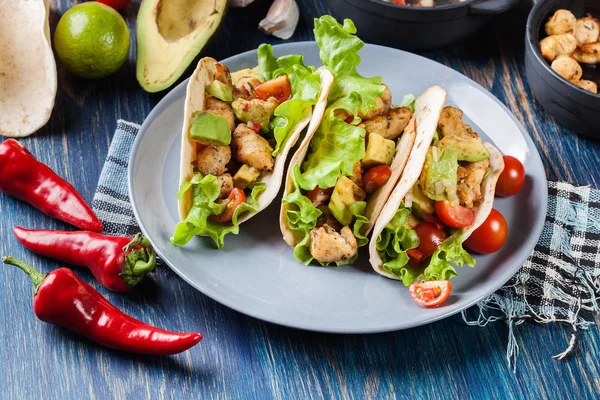 Tacos mexicanos autênticos com frango e salsa com abacate, tomates e pimentas — Fotografia de Stock