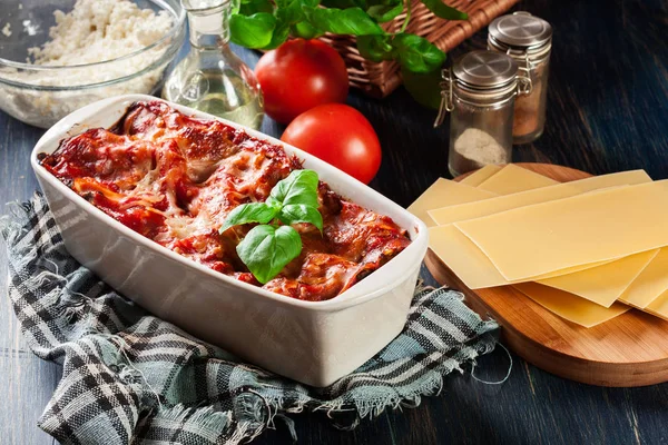 Parajos burgonyagombócok kerámia rakott étel forró ízletes lasagna — Stock Fotó