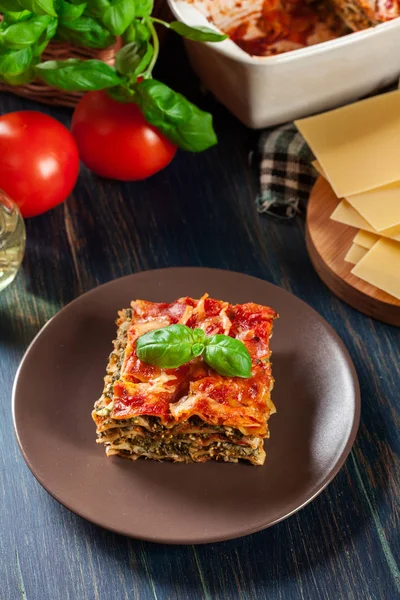 Kus chutné horké lasagne se špenátem na talíři — Stock fotografie