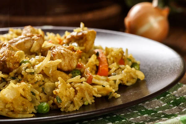 Stekt ris nasi goreng med kyckling och grönsaker på en tallrik — Stockfoto