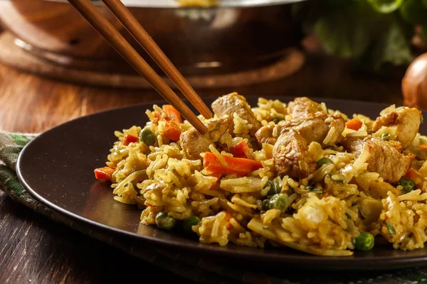 Goreng de nasi de arroz frito com frango e verduras em uma chapa — Fotografia de Stock
