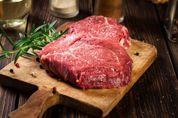 Vers rauw rundvlees biefstuk entrecote met rozemarijn — Stockfoto