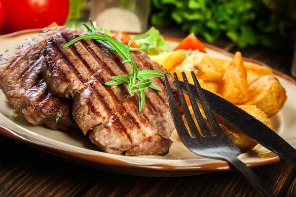 Sappige delen van gegrilde filet mignon geserveerd met gebakken aardappelen — Stockfoto