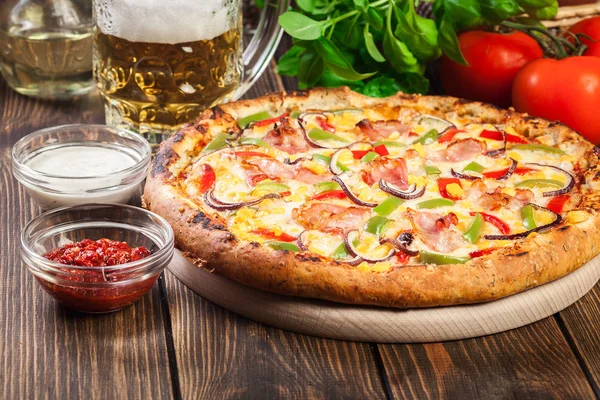 Ev yapımı pizza sosis, kırmızı biber ve Mısır ile — Stok fotoğraf