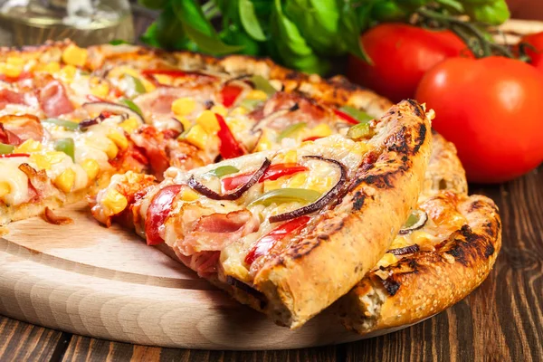 Házi pizza, bacon, paprika, kukorica — Stock Fotó