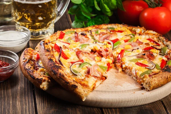 Домашняя пицца с беконом, паприкой и кукурузой — стоковое фото