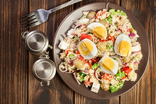 Frischer Salat mit Couscous und Eiern — Stockfoto
