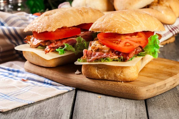 Sanduíche de ciabatta com bacon defumado e outros — Fotografia de Stock