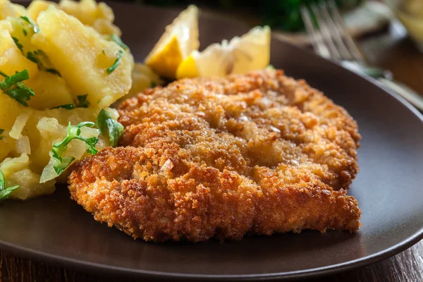 Hausgemachtes paniertes Wiener Schnitzel — Stockfoto