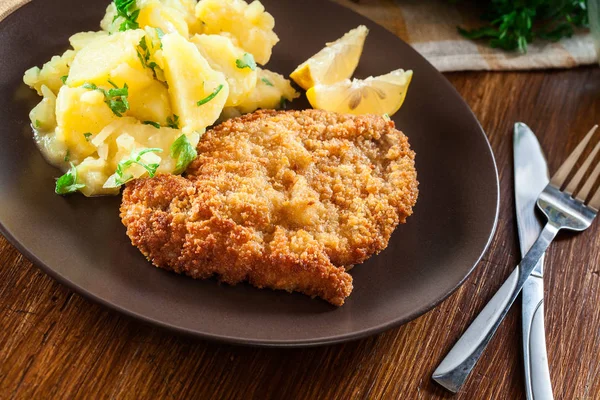 Hausgemachtes paniertes Wiener Schnitzel — Stockfoto