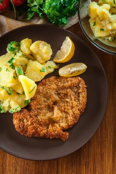 Hausgemachtes paniertes Wiener Schnitzel — Stockfoto