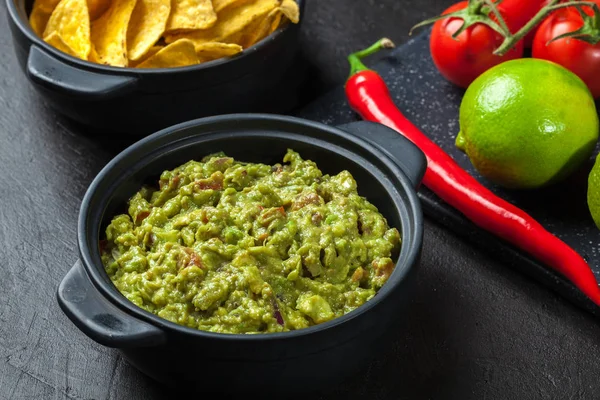 Bol de guacamole aux chips de maïs — Photo