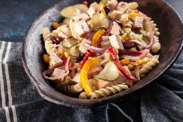 Fusilli pasta salade met gerookte kalkoen — Stockfoto