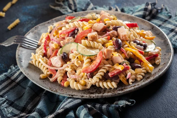 Fusilli pasta salade met gerookte kalkoen — Stockfoto