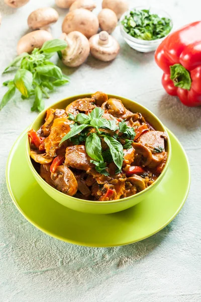 Ragu de peru fresco com cogumelos — Fotografia de Stock