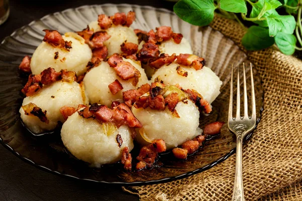 Sepiring Knödel kentang lembut yang disajikan dengan saus jamur krim
