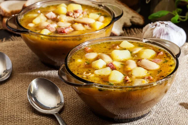 Белый фасолевый суп с картошкой и беконом — стоковое фото