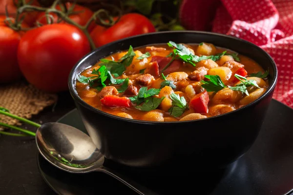 Patates, domates, kırmızı biber ve pastırma ile beyaz fasulye çorbası — Stok fotoğraf