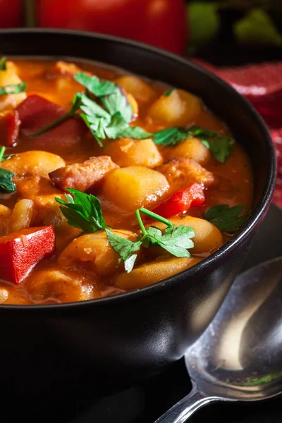 Vit bönsoppa med potatis, tomater, paprika och bacon — Stockfoto