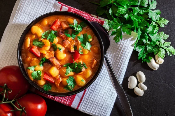 Białej fasoli zupa z ziemniaków, pomidorów, papryki i boczkiem — Zdjęcie stockowe