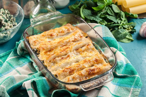 Pasta cannelloni ripiena di spinaci e ricotta — Foto Stock