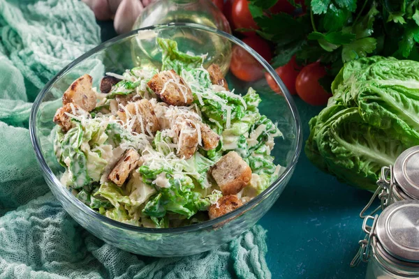 Healthy caesar salad with cheese and croutons — Stock Photo, Image