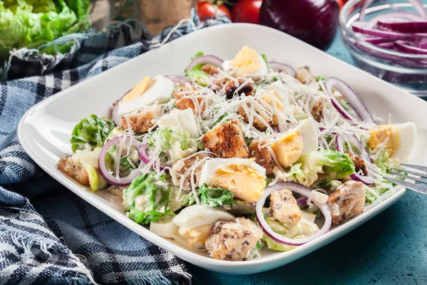 Здоровый салат Цезарь с сыром, яйцами и гренками — стоковое фото