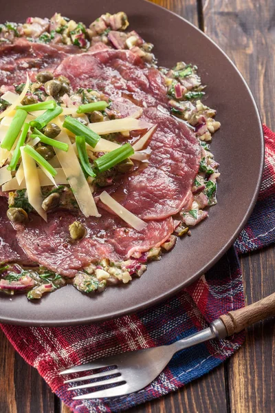 Carpaccio di manzo con rucola e parmigiano — Foto Stock