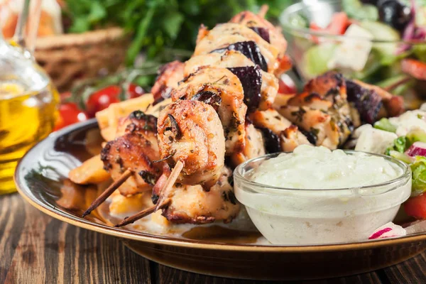 Souvlaki de frango com batatas fritas e molho tzatziki — Fotografia de Stock