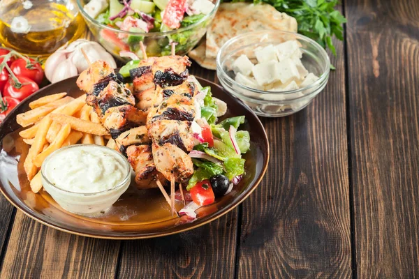 Kyckling Souvlaki med pommes frites och Tzatziki sås — Stockfoto