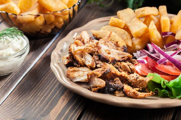 Plato giroscopio griego con papas fritas y verduras —  Fotos de Stock