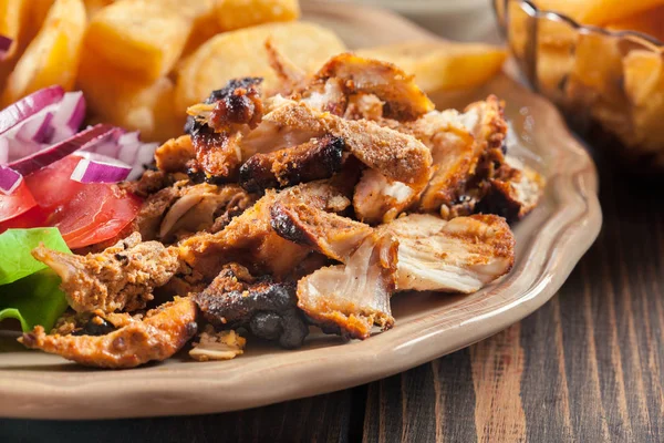 Griekse gyros schotel met frietjes en groenten — Stockfoto