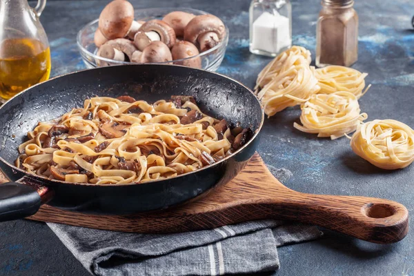 Pasta liatelle с шампиньонами — стоковое фото