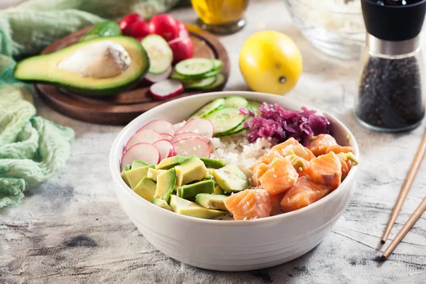 Poke Bowl, traditioneller hawaiianischer Rohfischsalat — Stockfoto