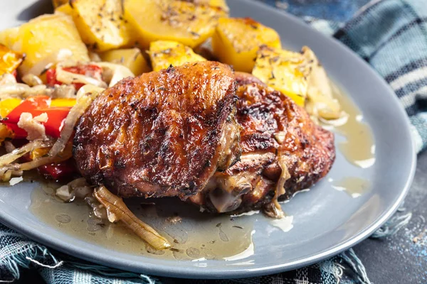 Roasted chicken thighs with potatoes — Stock Photo, Image