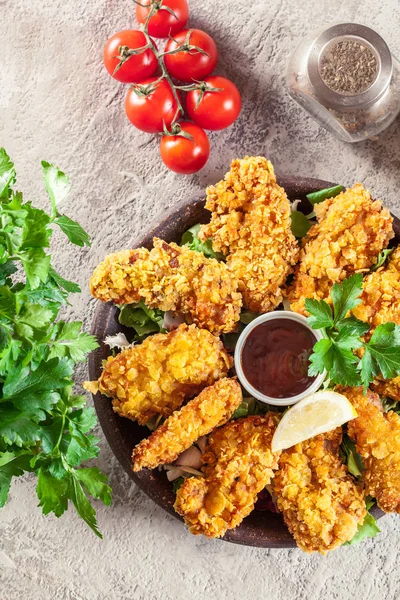 Tiras de pollo en pan rallado de copos de maíz —  Fotos de Stock