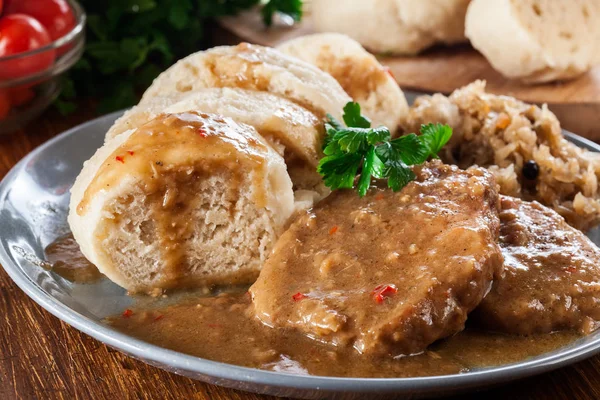 Lomo de cerdo con salsa de masa de pan y chucrut — Foto de Stock