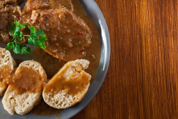 Domuz loin içinde et suyu ile ekmek köfte ve lahana turşusu — Stok fotoğraf