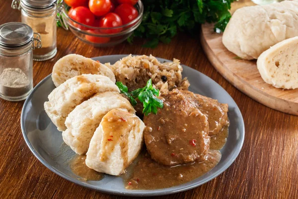 Lombata di maiale in salsa con gnocchi di pane e crauti — Foto Stock