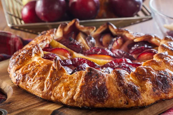 Galette met peren en pruimen — Stockfoto