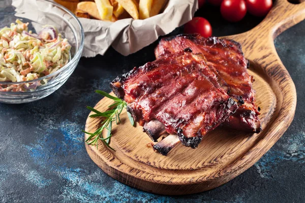 Costillas de cerdo asadas picantes servidas con salsa barbacoa —  Fotos de Stock